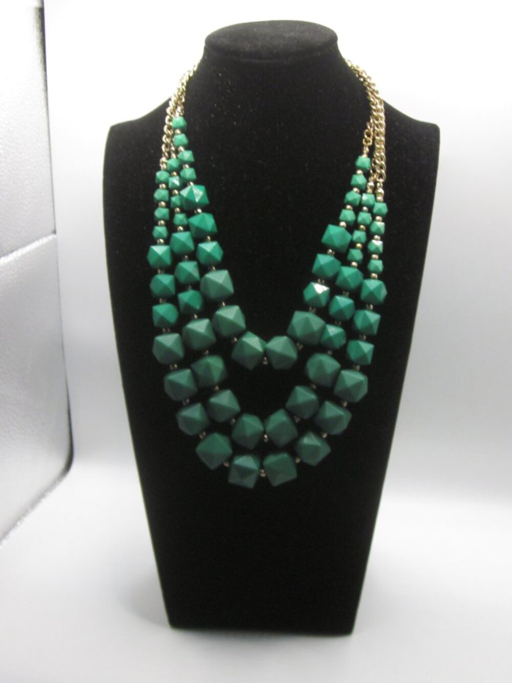 Charming Charlie Chunky Necklace Green Acrylic - Picture 4 of 4